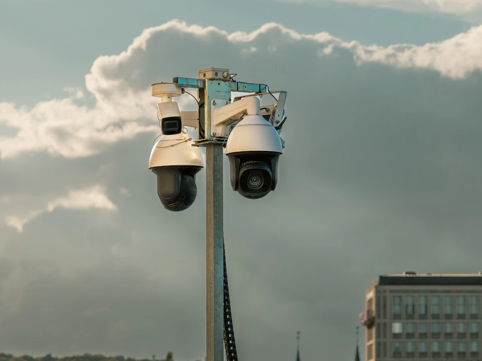 기둥에 설치된 CCTV 카메라 — CCTV 설치